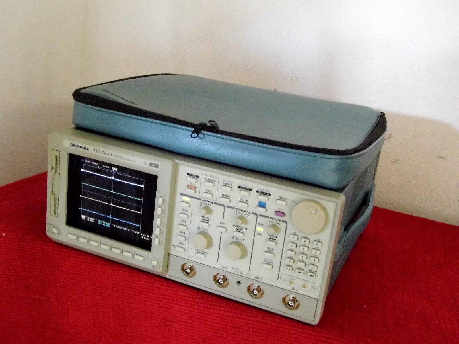 Tektronix TDS 784D opt 13/1F/2F/2C/2M 1 GHz 4GS/s 90 day warranty Tektronix TDS 784D opt 13/1F/2F/2C/2M 1 GHz 4GS/s 90 day warranty